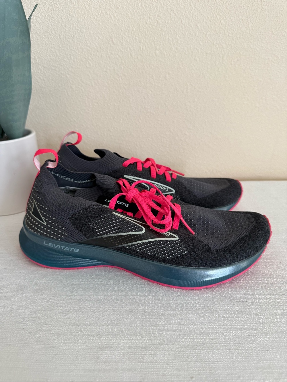 Brooks Levitate Stealth Fit Women's Running Shoes - Black with Hot Pink
